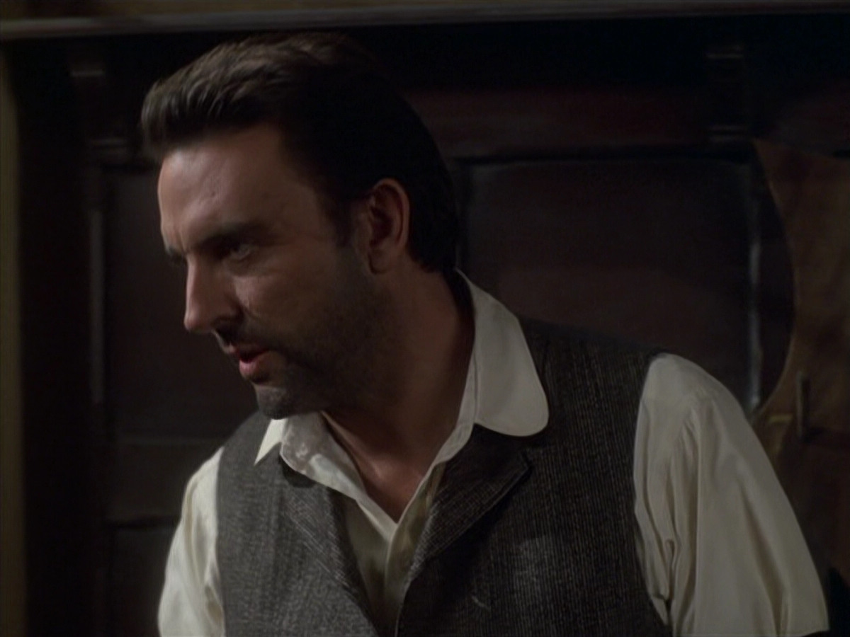 extant_StarTrek_VOY_6x11-FairHaven_00990.jpg