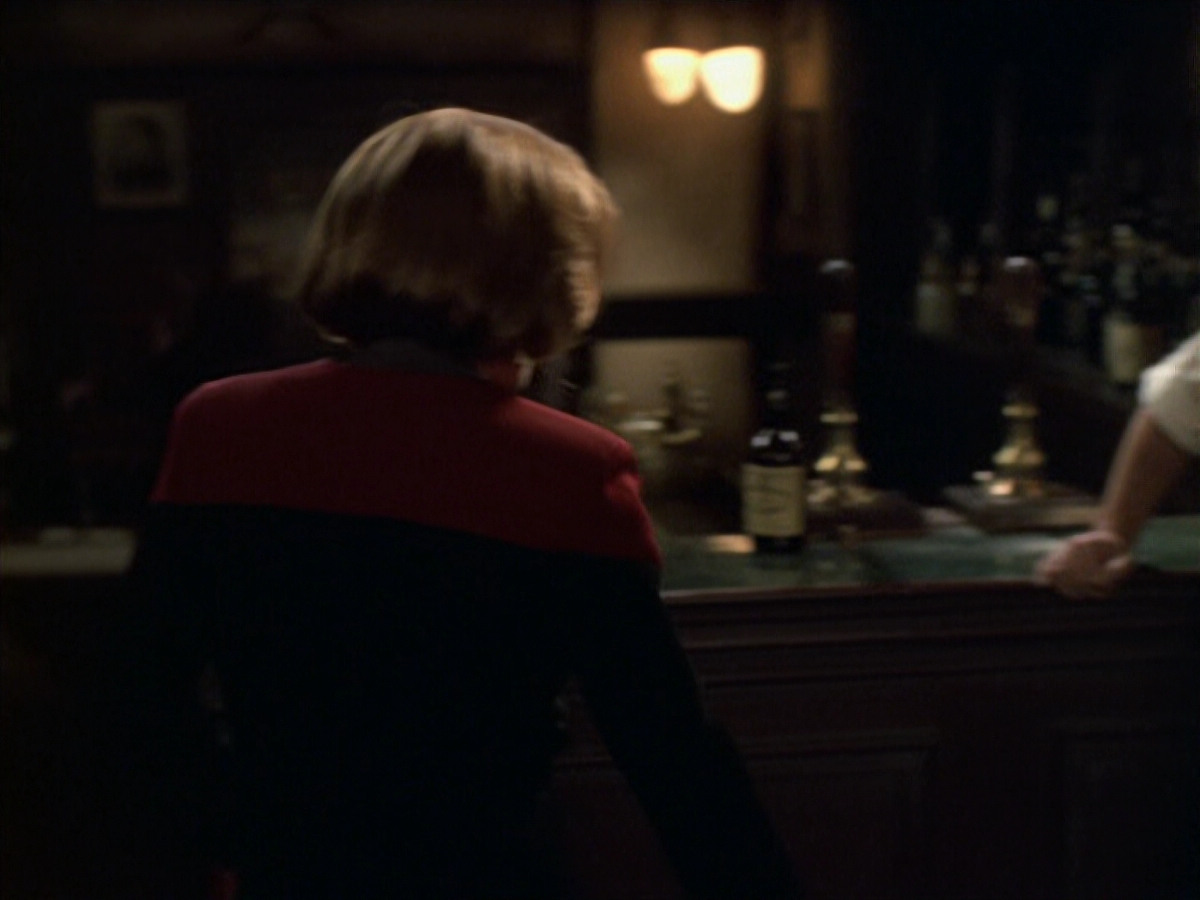 extant_StarTrek_VOY_6x11-FairHaven_01012.jpg