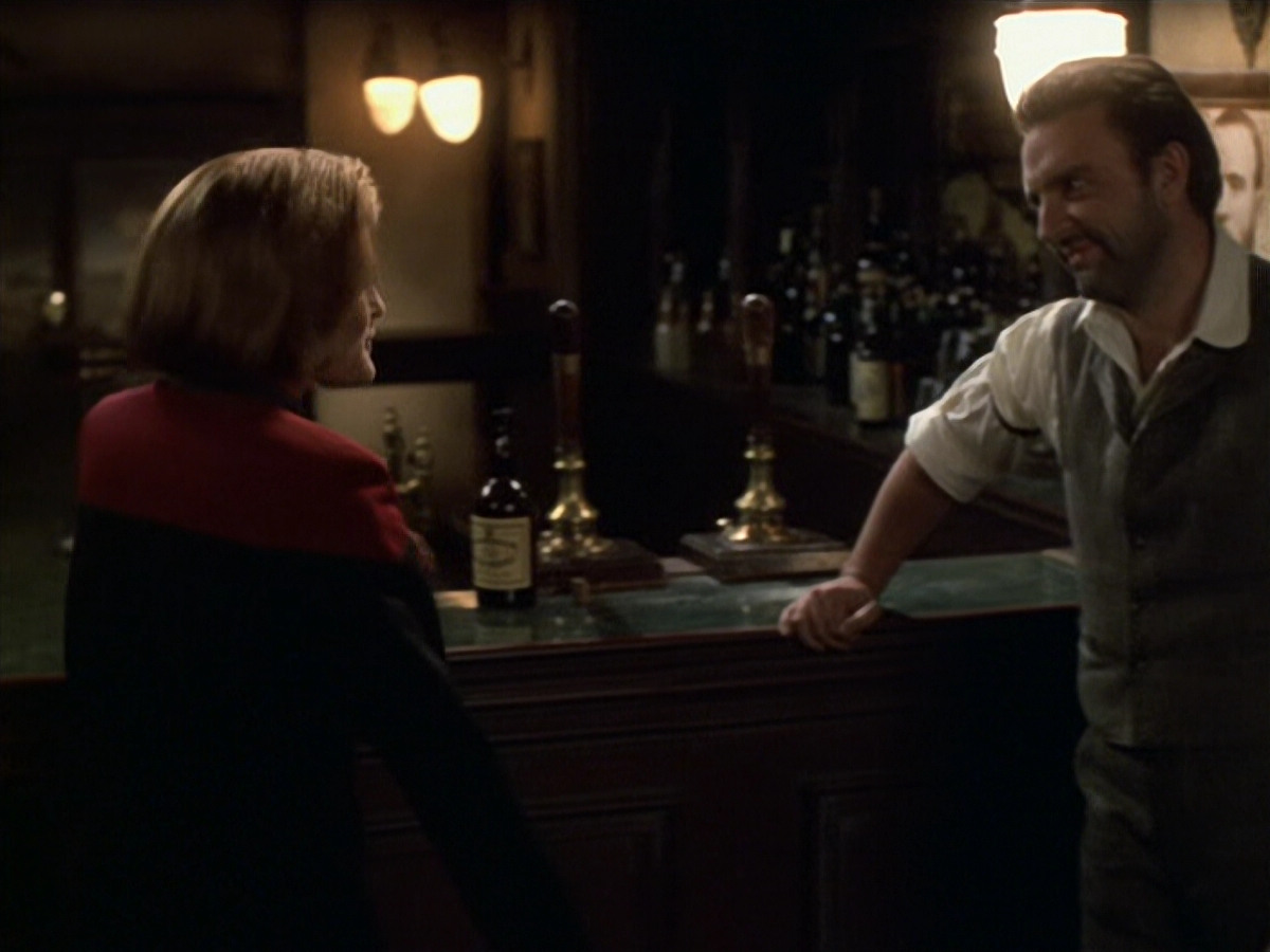 extant_StarTrek_VOY_6x11-FairHaven_01013.jpg