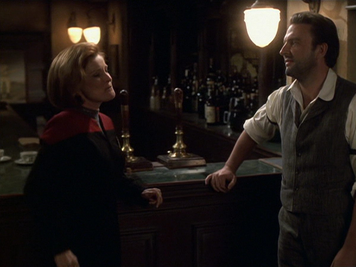 extant_StarTrek_VOY_6x11-FairHaven_01014.jpg