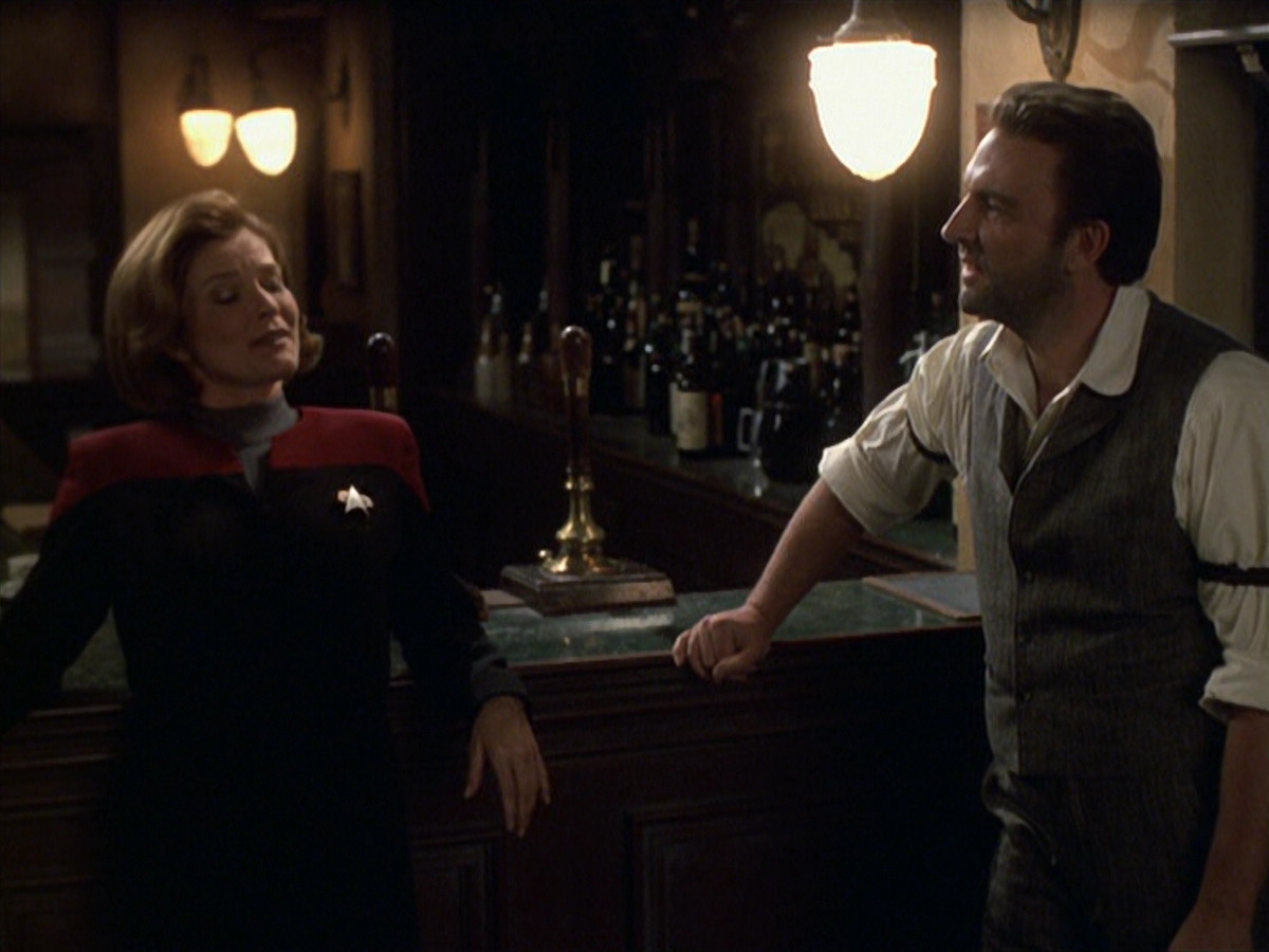 extant_StarTrek_VOY_6x11-FairHaven_01016.jpg