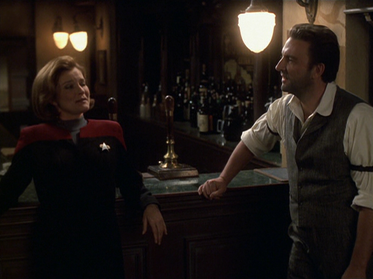 extant_StarTrek_VOY_6x11-FairHaven_01017.jpg