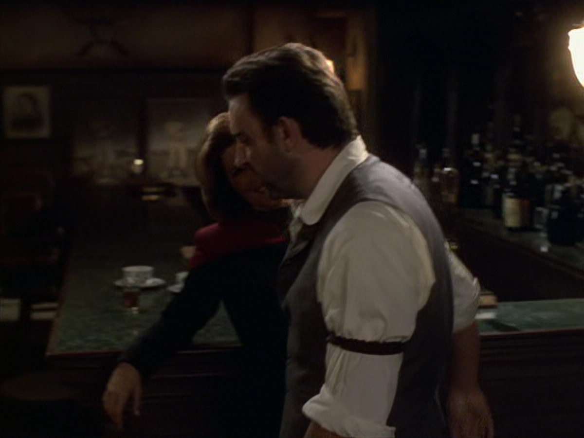 extant_StarTrek_VOY_6x11-FairHaven_01021.jpg