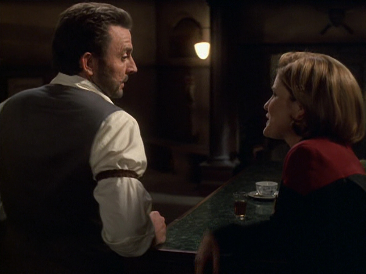 extant_StarTrek_VOY_6x11-FairHaven_01024.jpg
