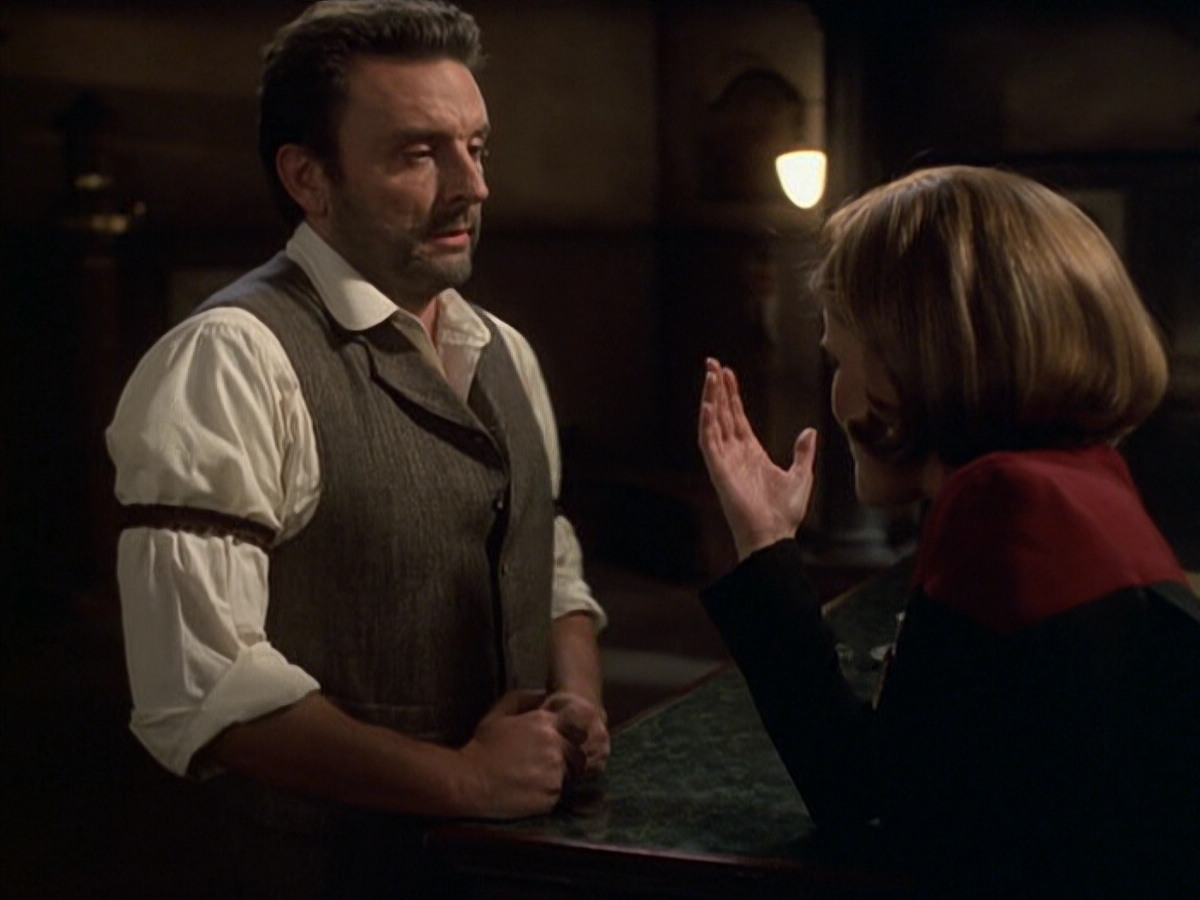 extant_StarTrek_VOY_6x11-FairHaven_01025.jpg