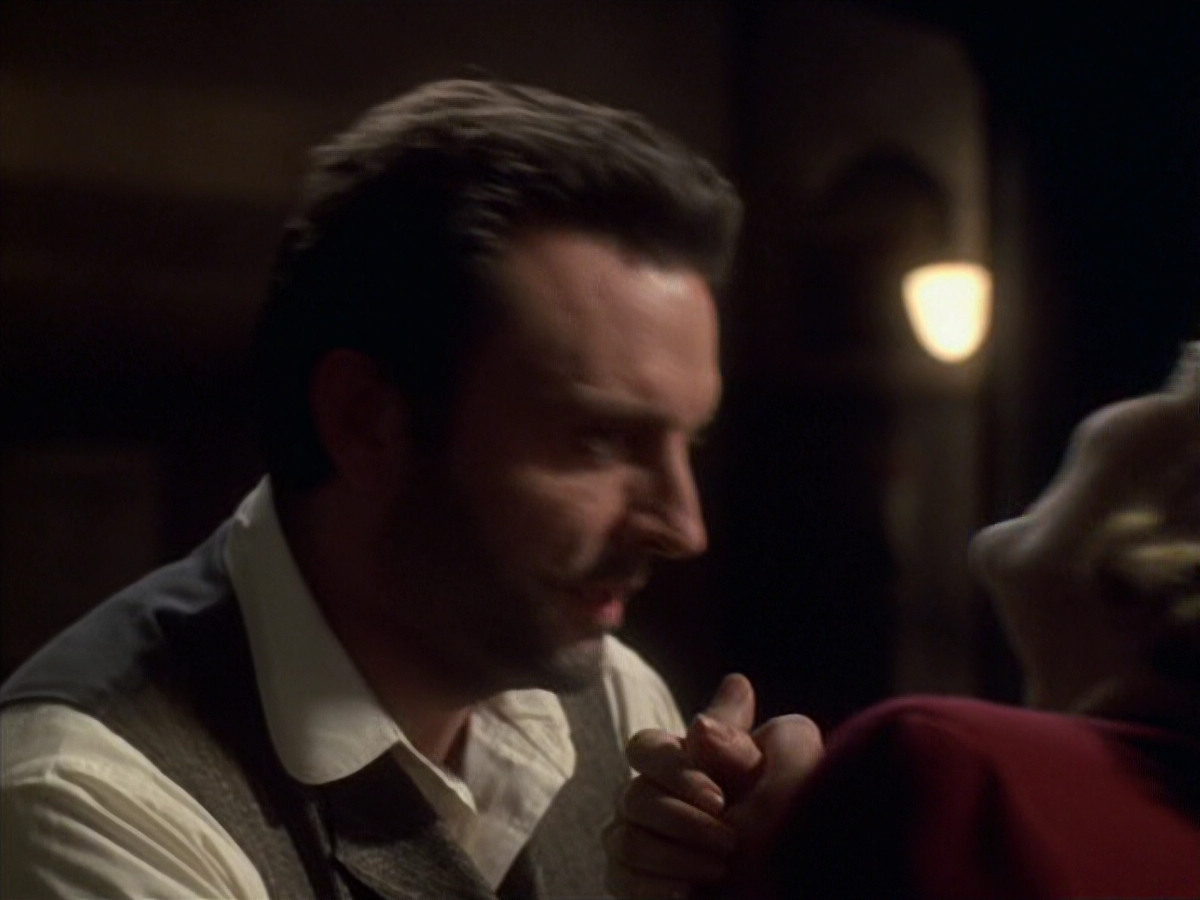 extant_StarTrek_VOY_6x11-FairHaven_01029.jpg