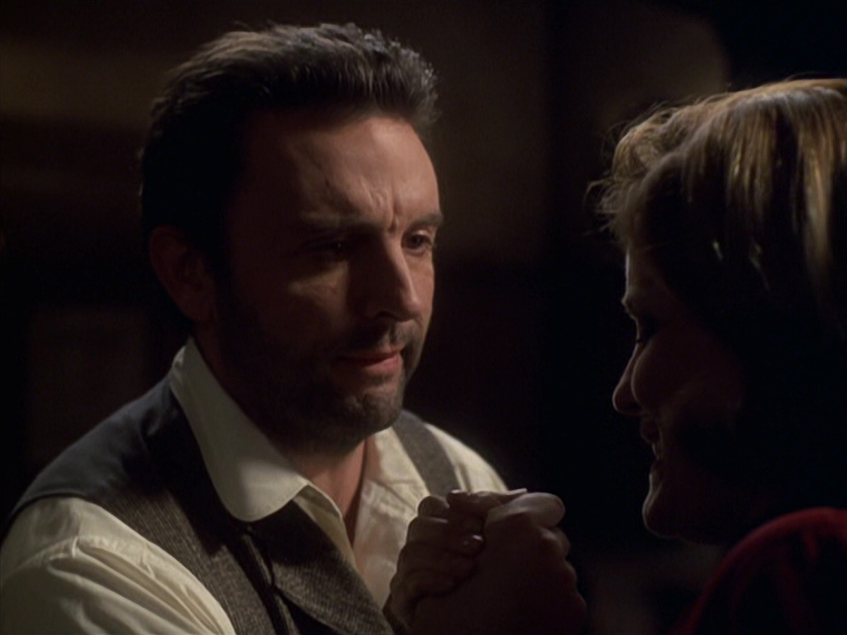 extant_StarTrek_VOY_6x11-FairHaven_01033.jpg
