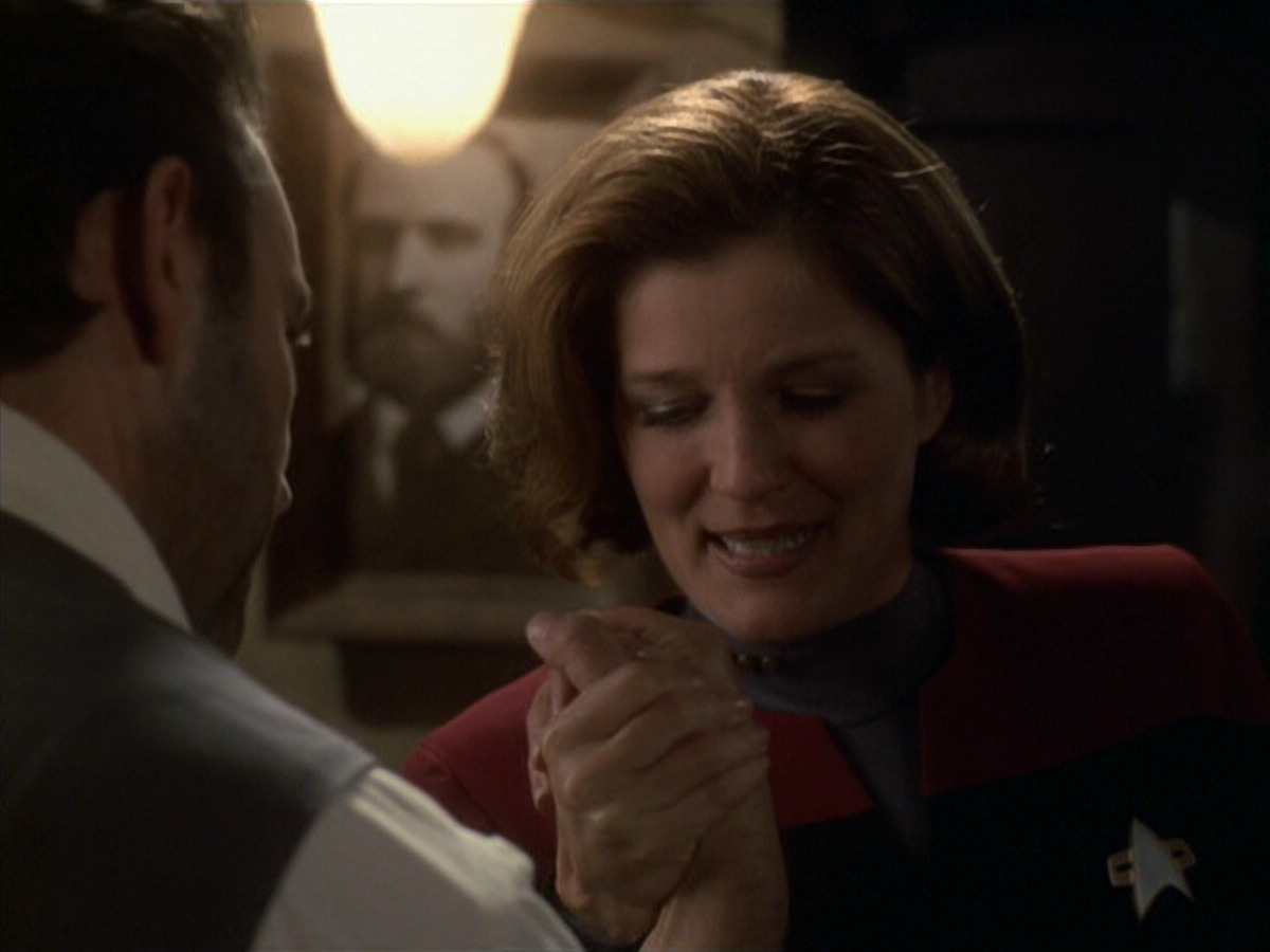 extant_StarTrek_VOY_6x11-FairHaven_01034.jpg