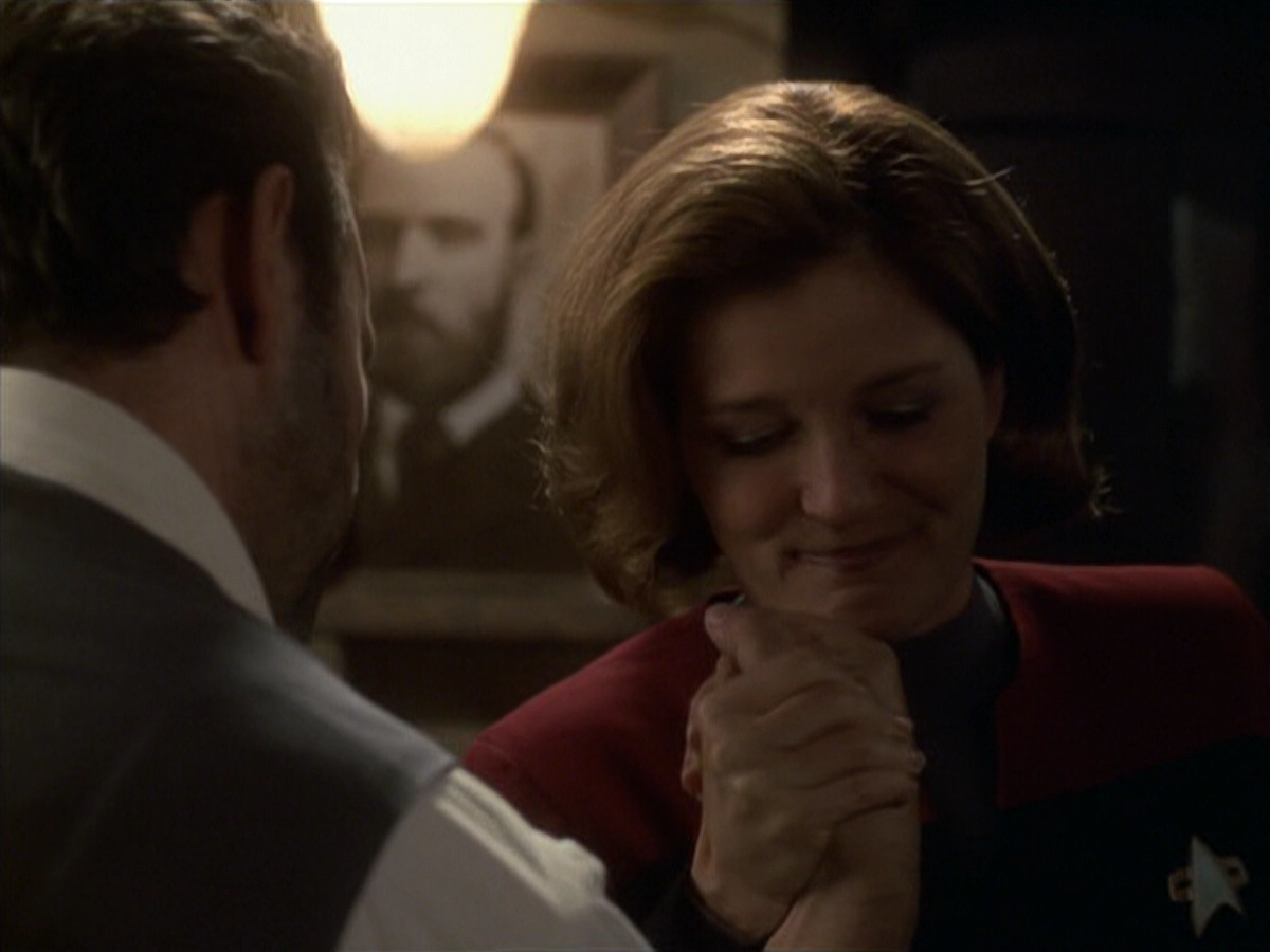 extant_StarTrek_VOY_6x11-FairHaven_01036.jpg