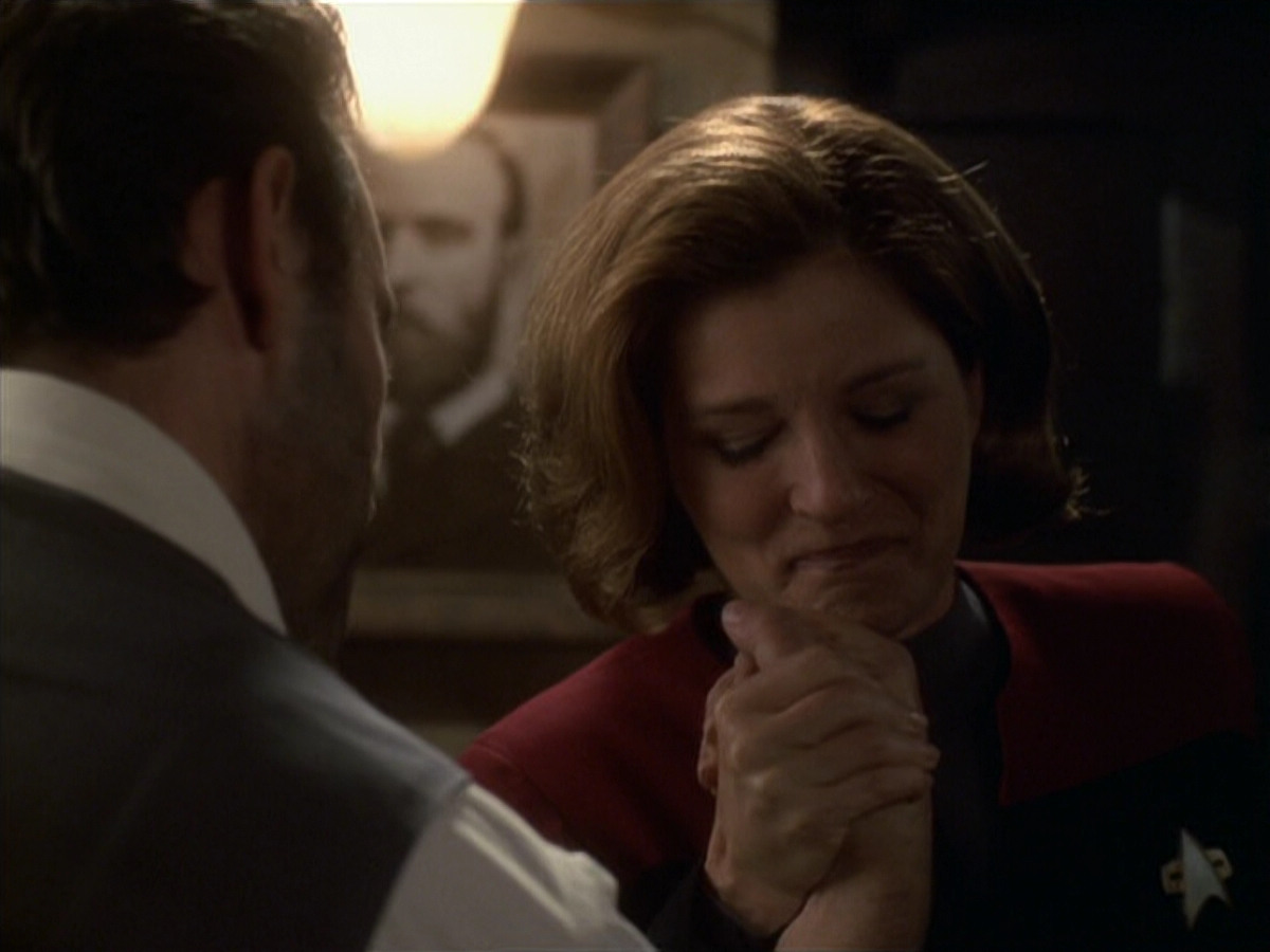 extant_StarTrek_VOY_6x11-FairHaven_01037.jpg