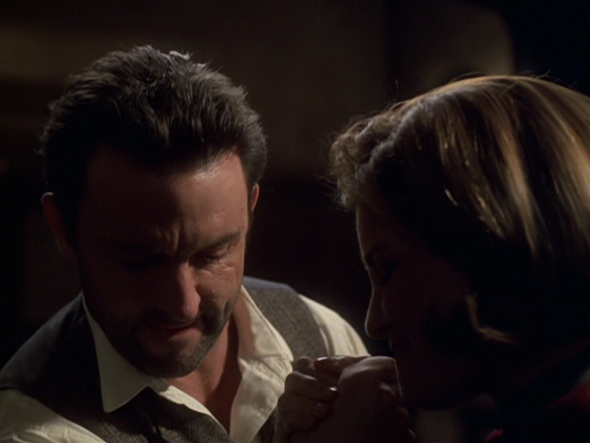 extant_StarTrek_VOY_6x11-FairHaven_01039.jpg