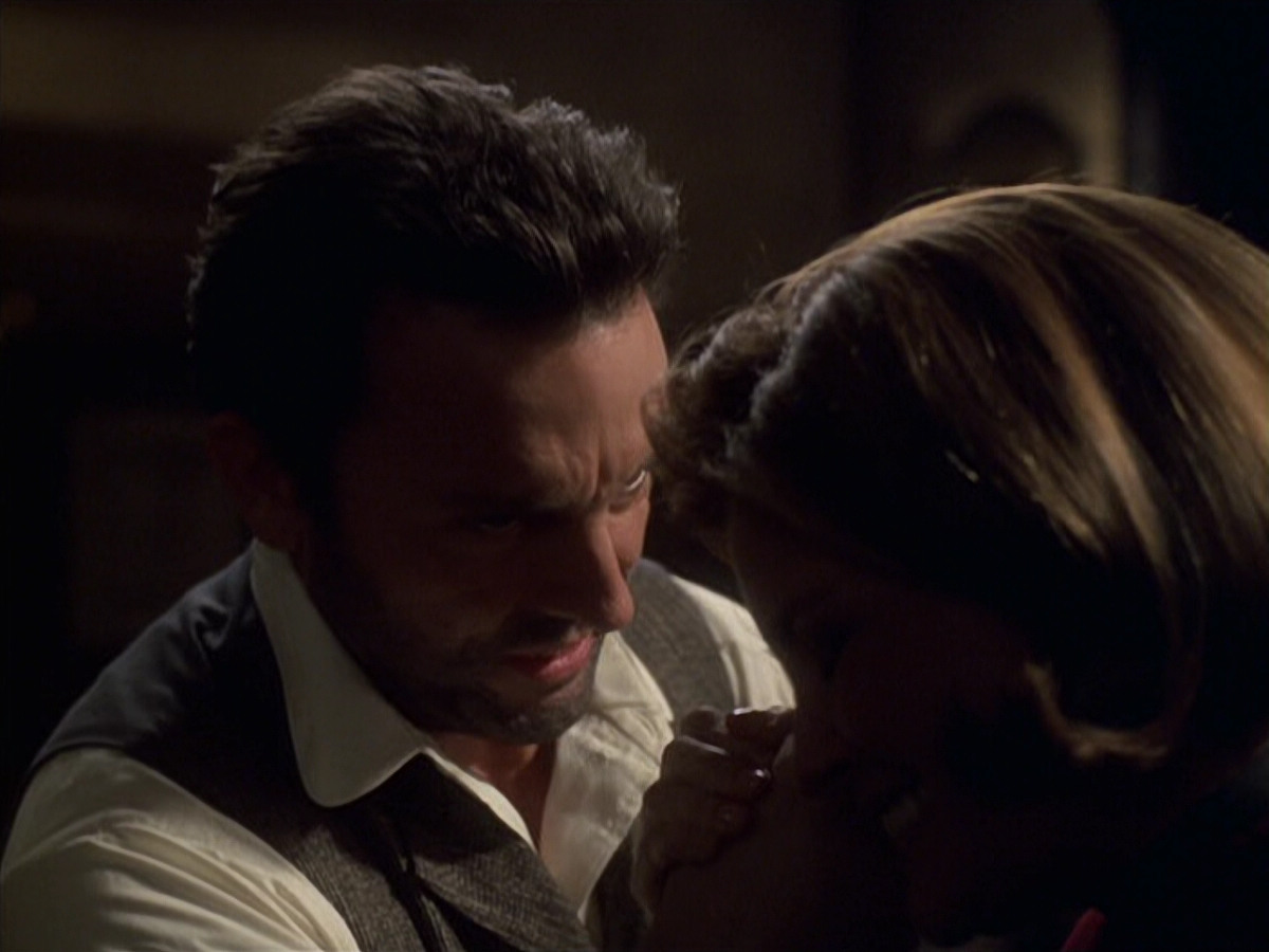 extant_StarTrek_VOY_6x11-FairHaven_01042.jpg