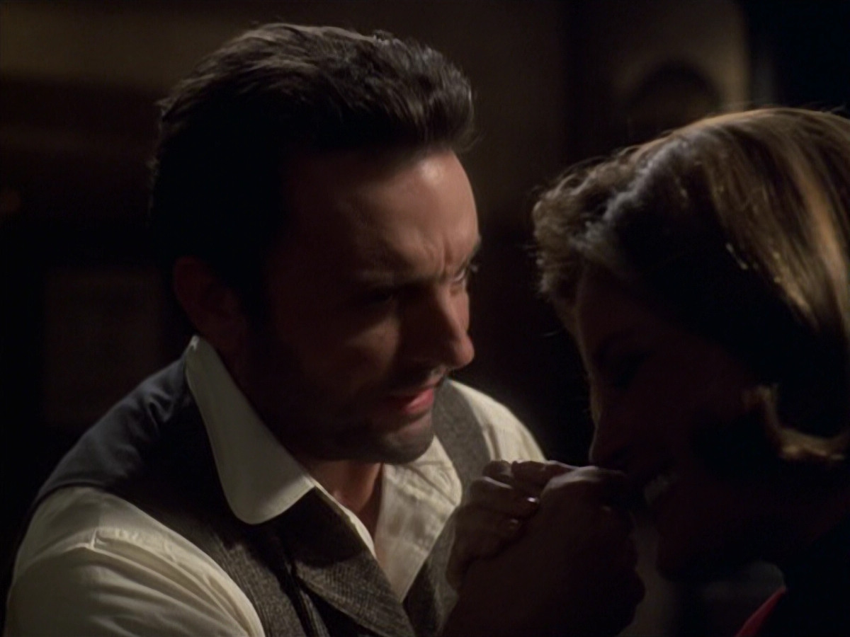 extant_StarTrek_VOY_6x11-FairHaven_01043.jpg