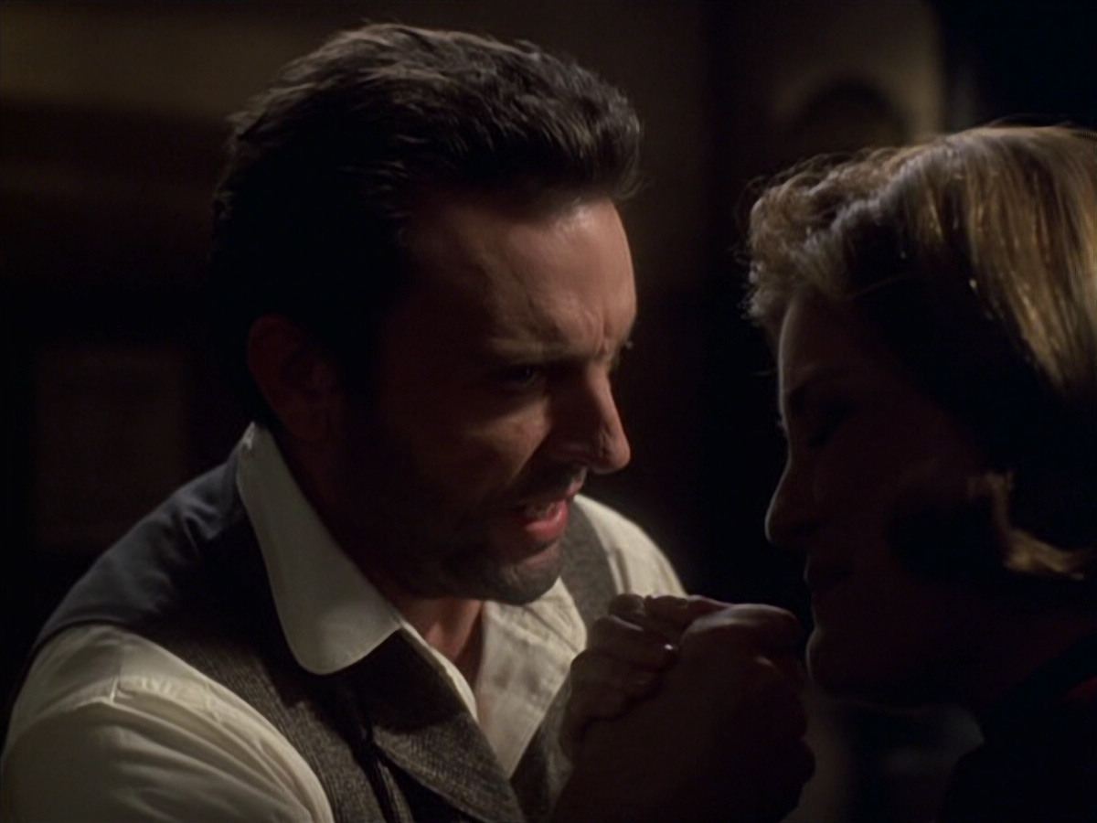extant_StarTrek_VOY_6x11-FairHaven_01044.jpg
