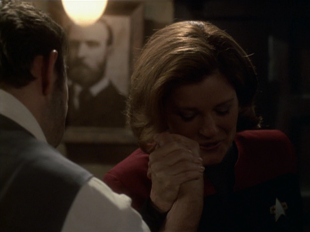 extant_StarTrek_VOY_6x11-FairHaven_01047.jpg