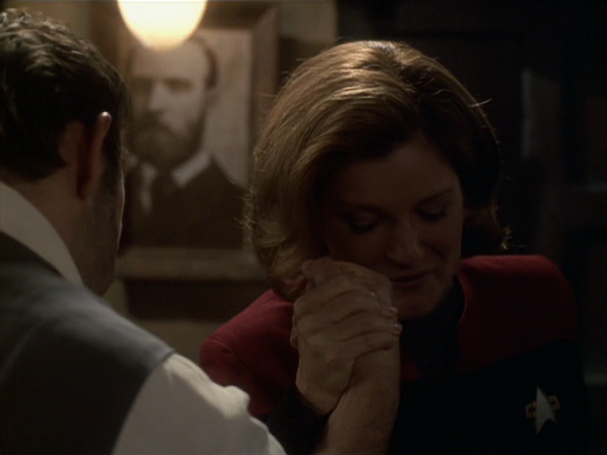 extant_StarTrek_VOY_6x11-FairHaven_01048.jpg