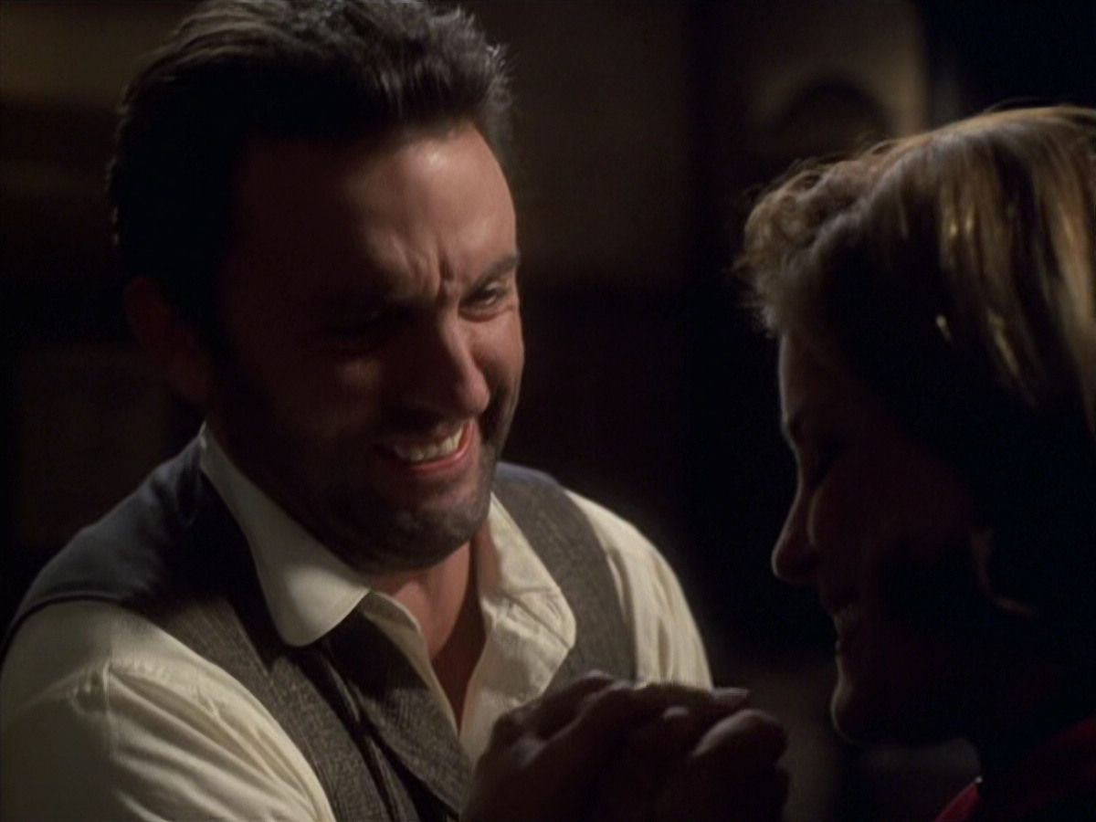 extant_StarTrek_VOY_6x11-FairHaven_01051.jpg