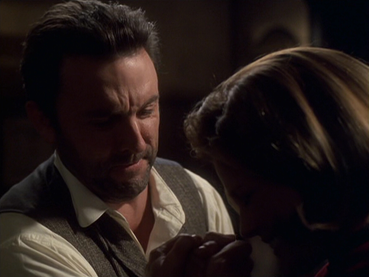 extant_StarTrek_VOY_6x11-FairHaven_01052.jpg