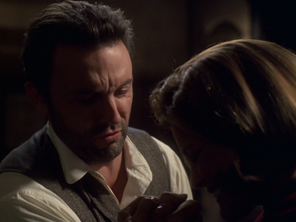 extant_StarTrek_VOY_6x11-FairHaven_01053.jpg