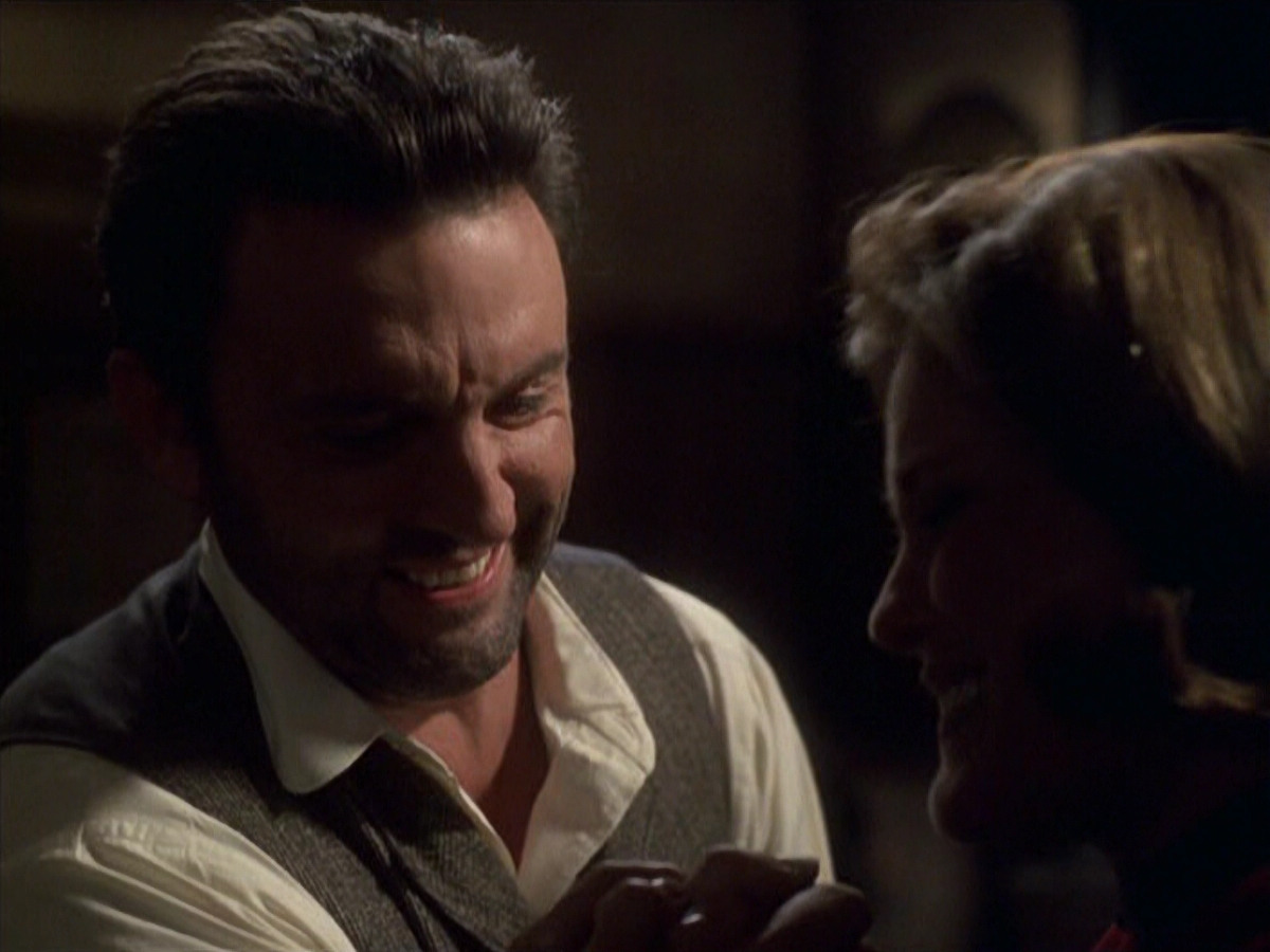 extant_StarTrek_VOY_6x11-FairHaven_01056.jpg