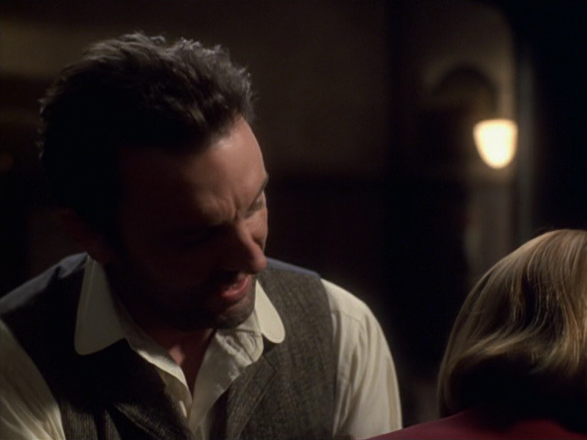 extant_StarTrek_VOY_6x11-FairHaven_01064.jpg