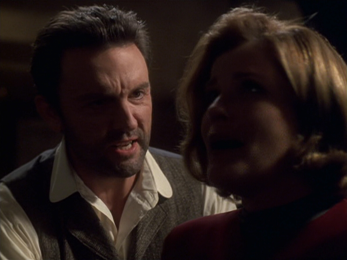 extant_StarTrek_VOY_6x11-FairHaven_01066.jpg