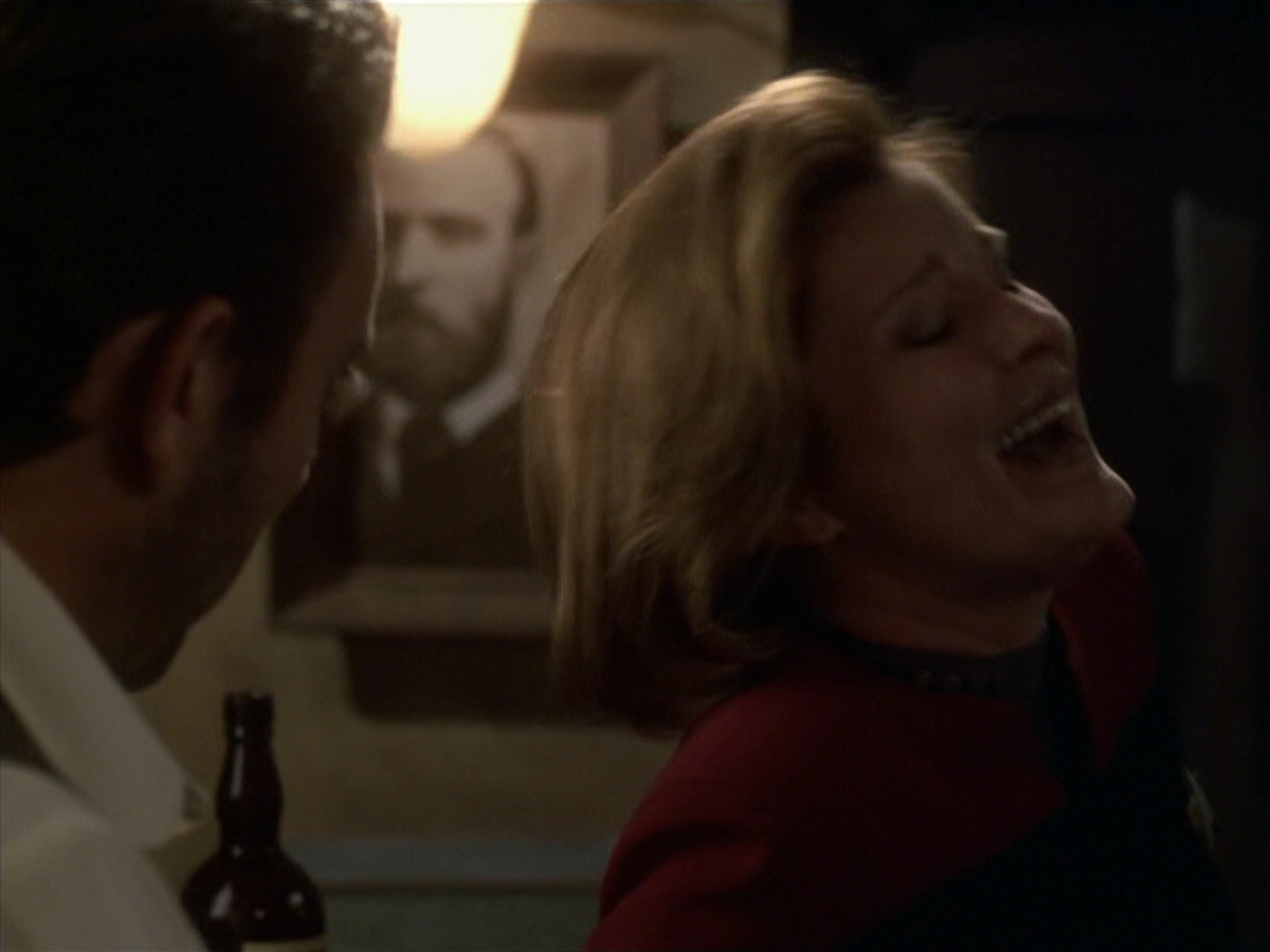 extant_StarTrek_VOY_6x11-FairHaven_01068.jpg