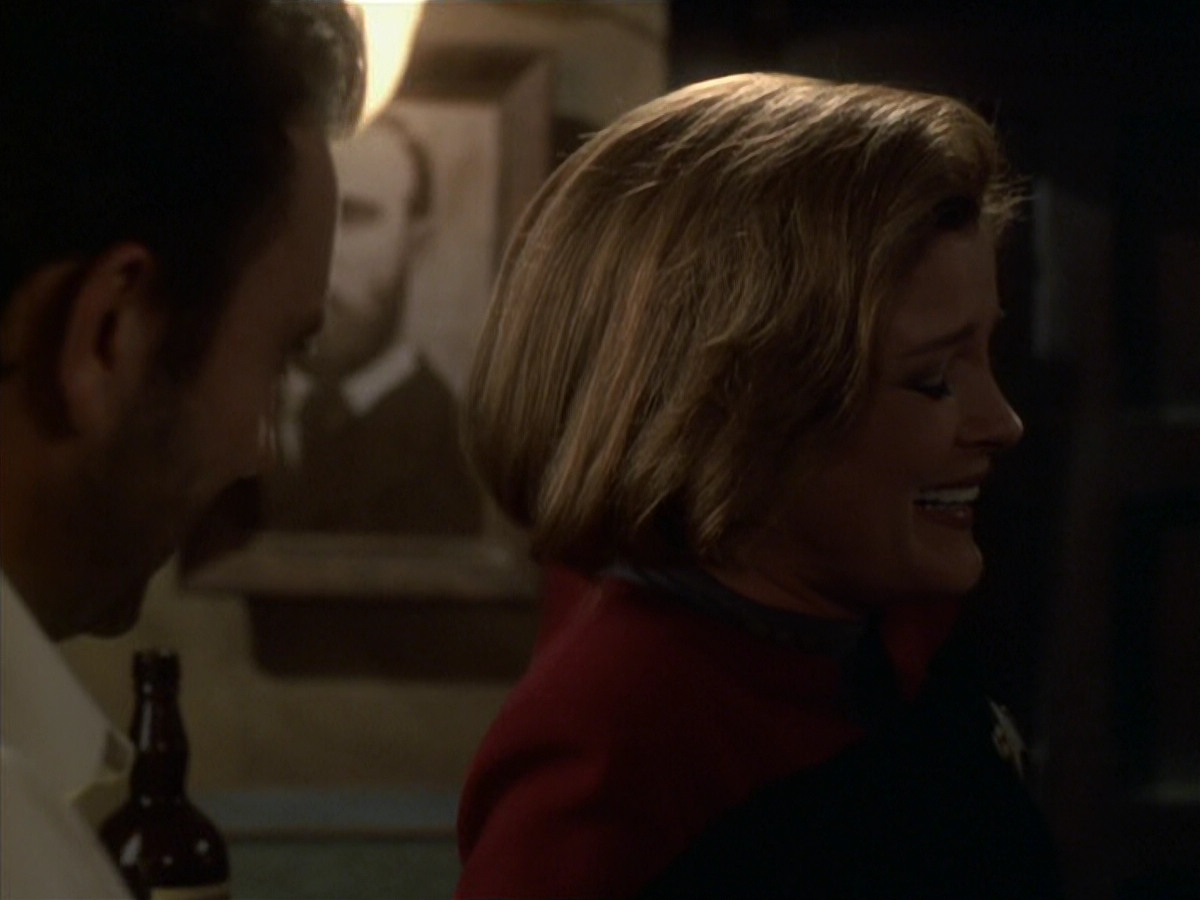 extant_StarTrek_VOY_6x11-FairHaven_01069.jpg