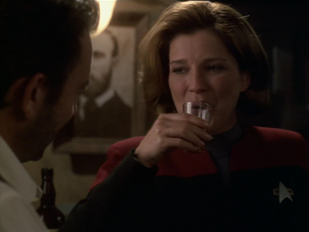 extant_StarTrek_VOY_6x11-FairHaven_01071.jpg