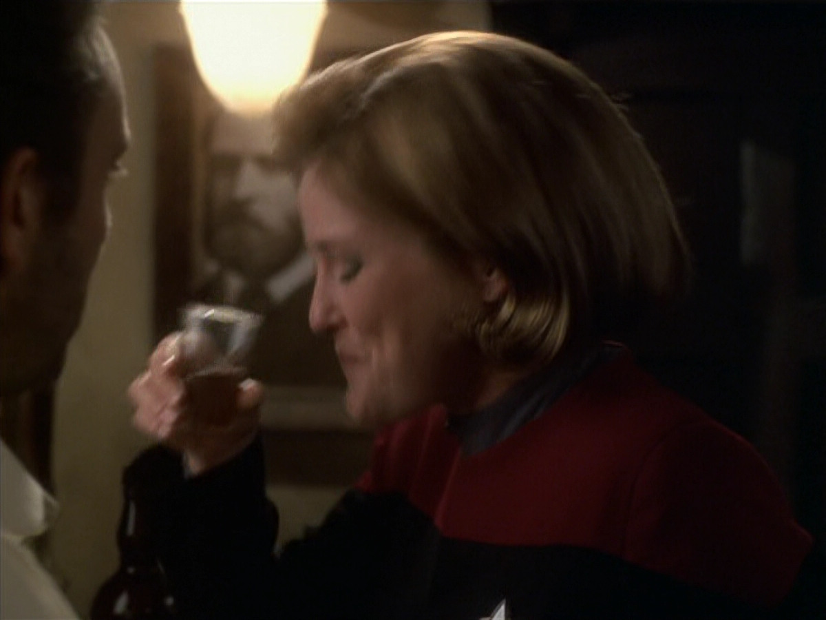 extant_StarTrek_VOY_6x11-FairHaven_01073.jpg