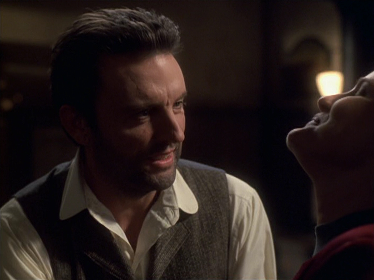 extant_StarTrek_VOY_6x11-FairHaven_01076.jpg