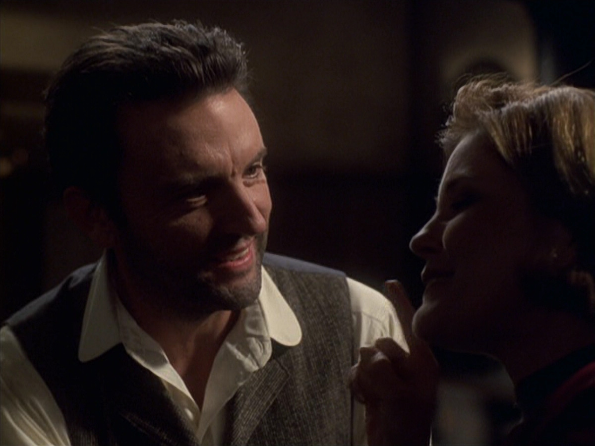 extant_StarTrek_VOY_6x11-FairHaven_01078.jpg