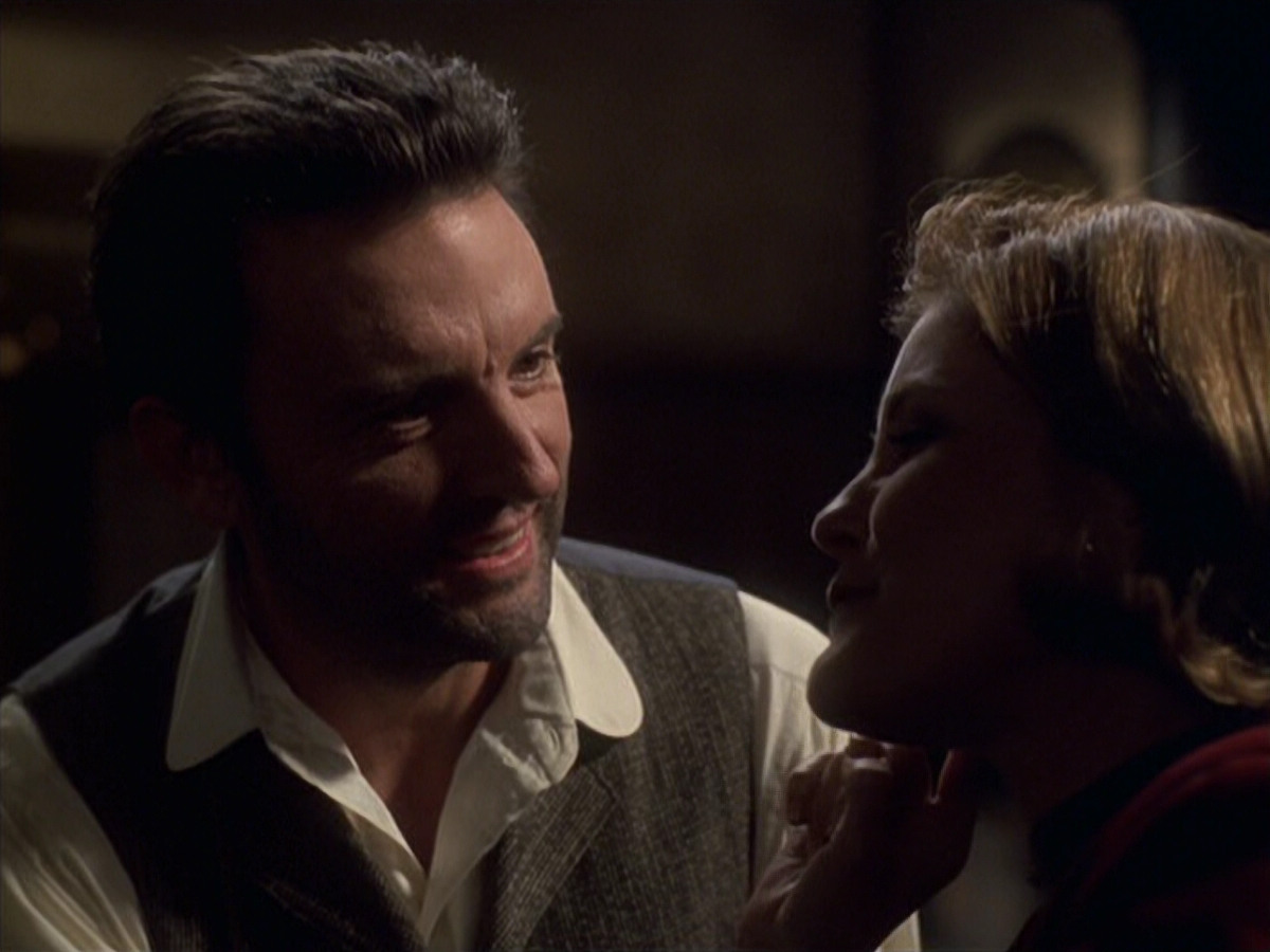extant_StarTrek_VOY_6x11-FairHaven_01079.jpg