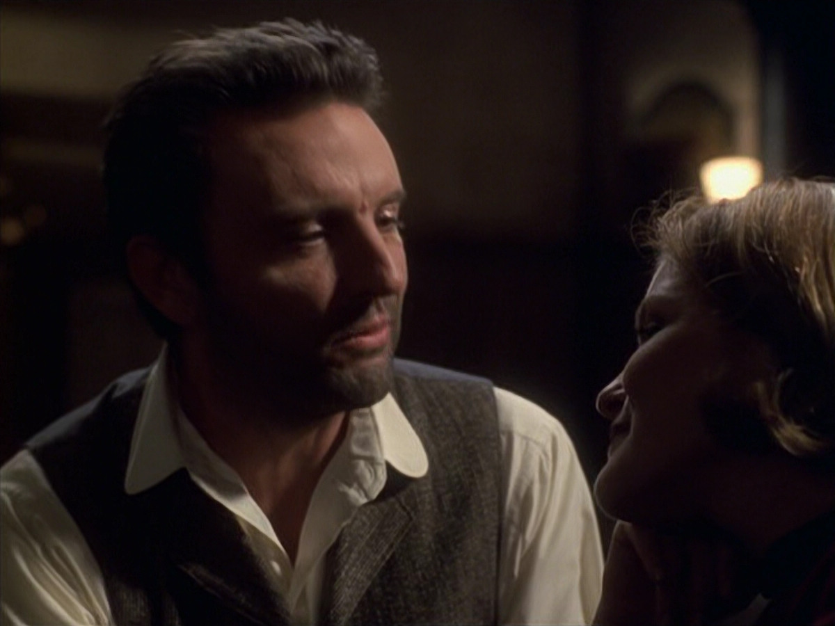 extant_StarTrek_VOY_6x11-FairHaven_01082.jpg