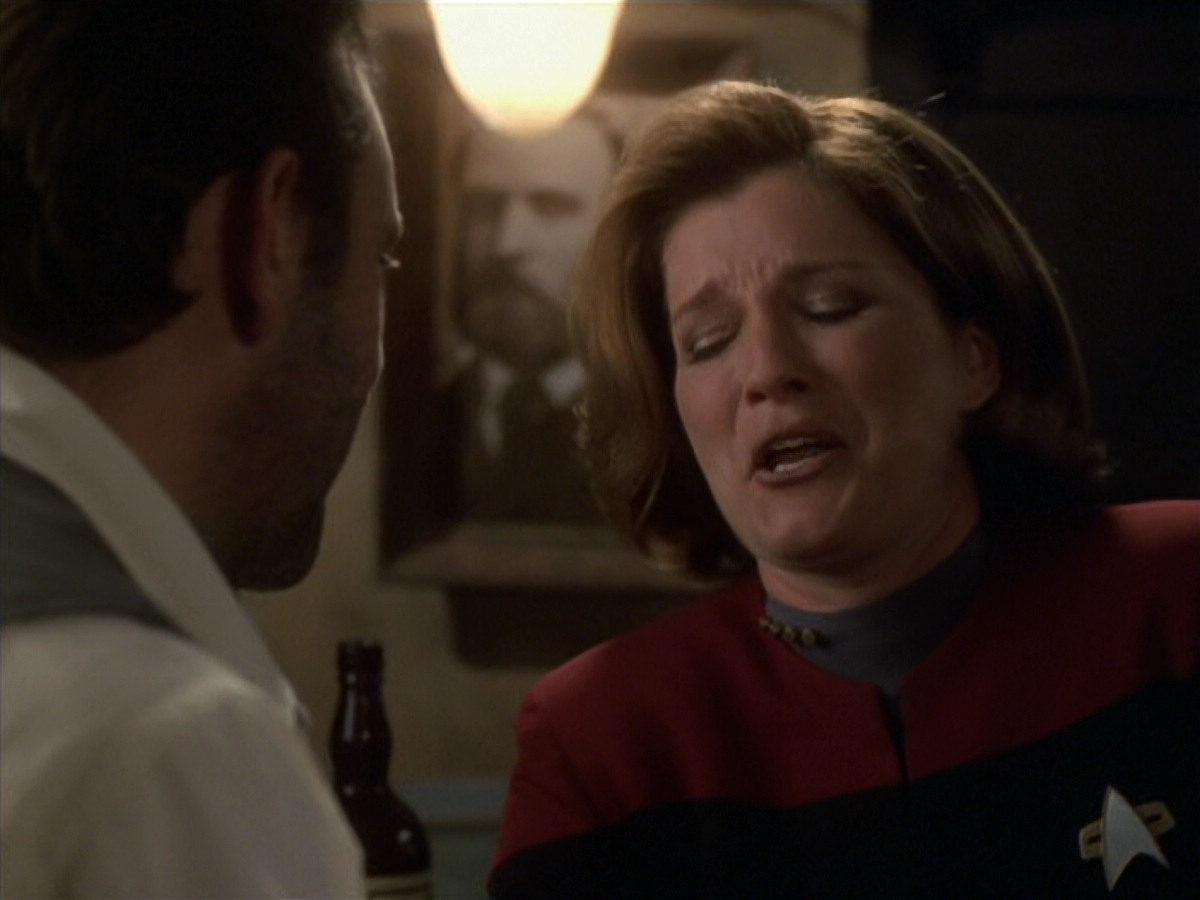 extant_StarTrek_VOY_6x11-FairHaven_01084.jpg