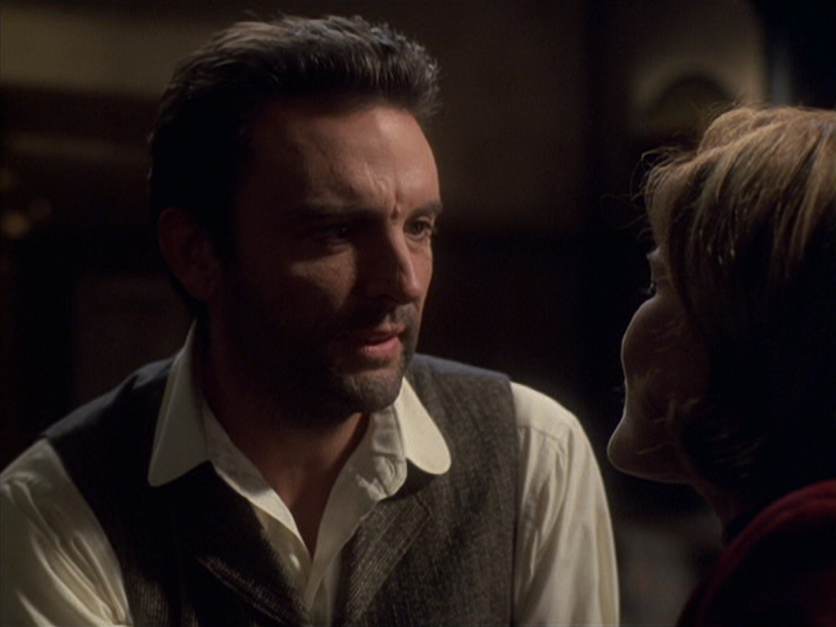 extant_StarTrek_VOY_6x11-FairHaven_01090.jpg