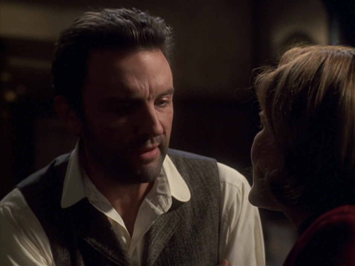 extant_StarTrek_VOY_6x11-FairHaven_01094.jpg