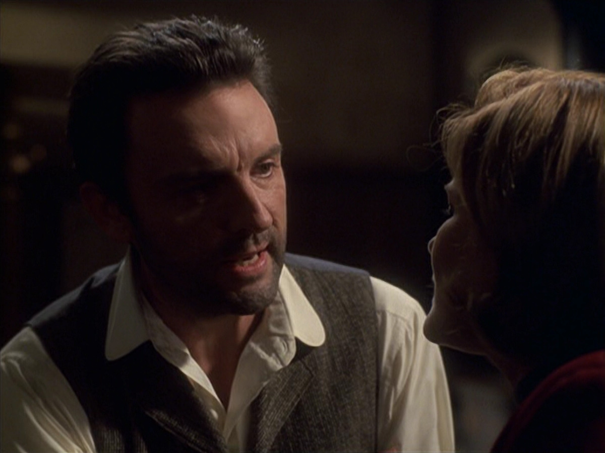 extant_StarTrek_VOY_6x11-FairHaven_01095.jpg