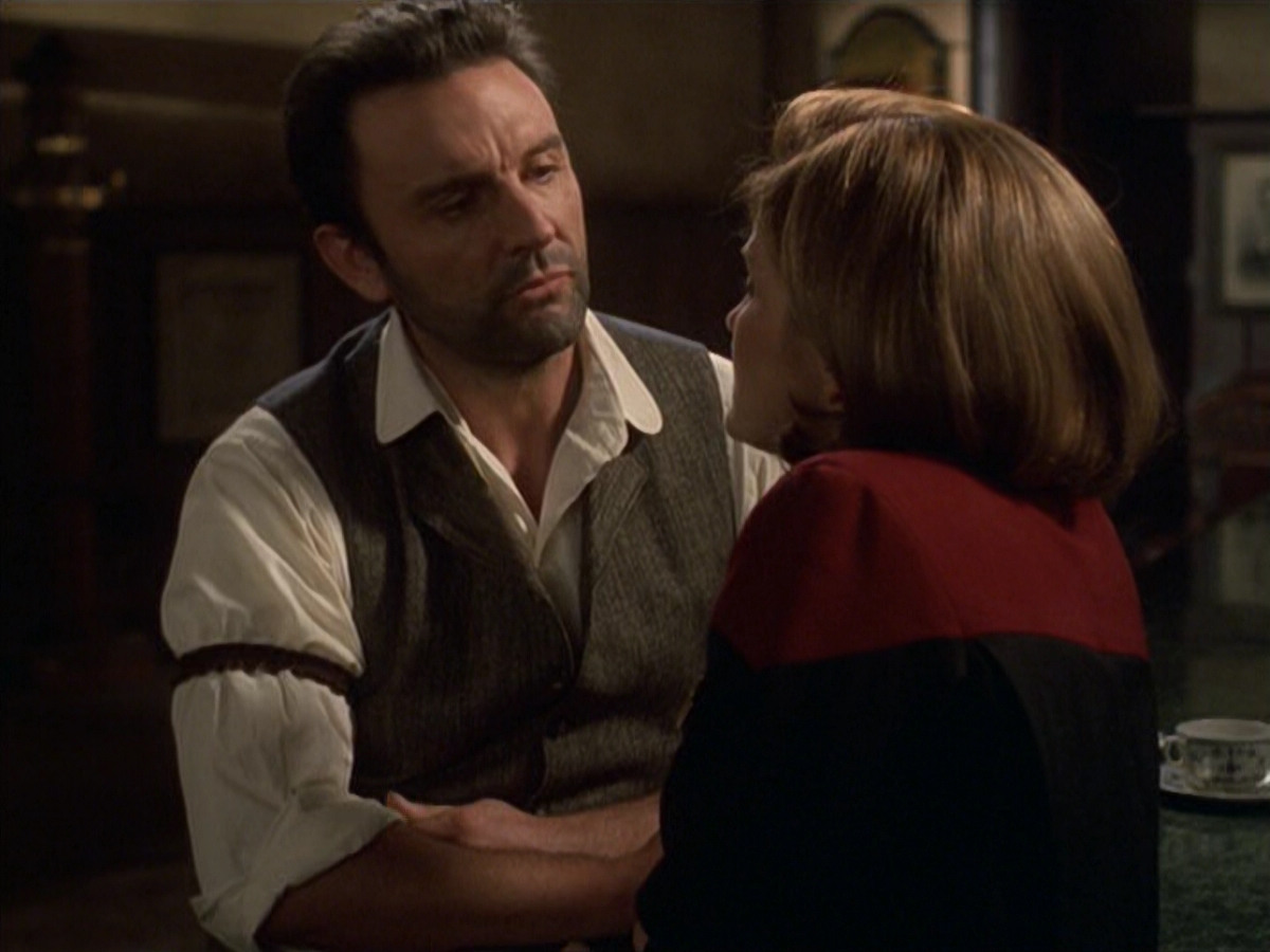 extant_StarTrek_VOY_6x11-FairHaven_01103.jpg