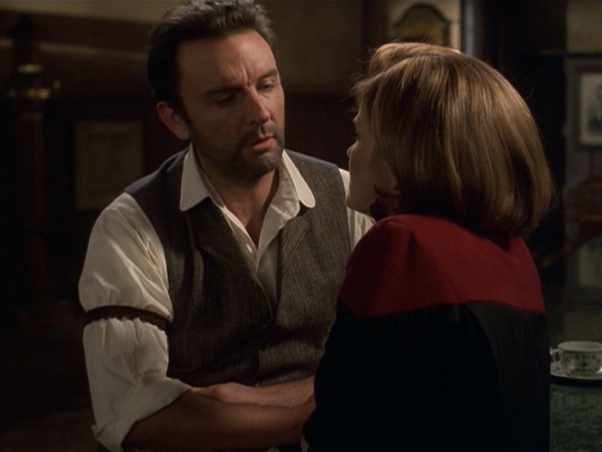 extant_StarTrek_VOY_6x11-FairHaven_01104.jpg