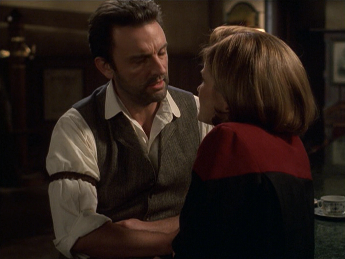 extant_StarTrek_VOY_6x11-FairHaven_01112.jpg