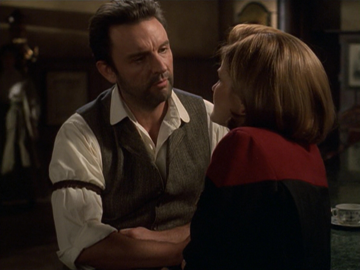extant_StarTrek_VOY_6x11-FairHaven_01113.jpg
