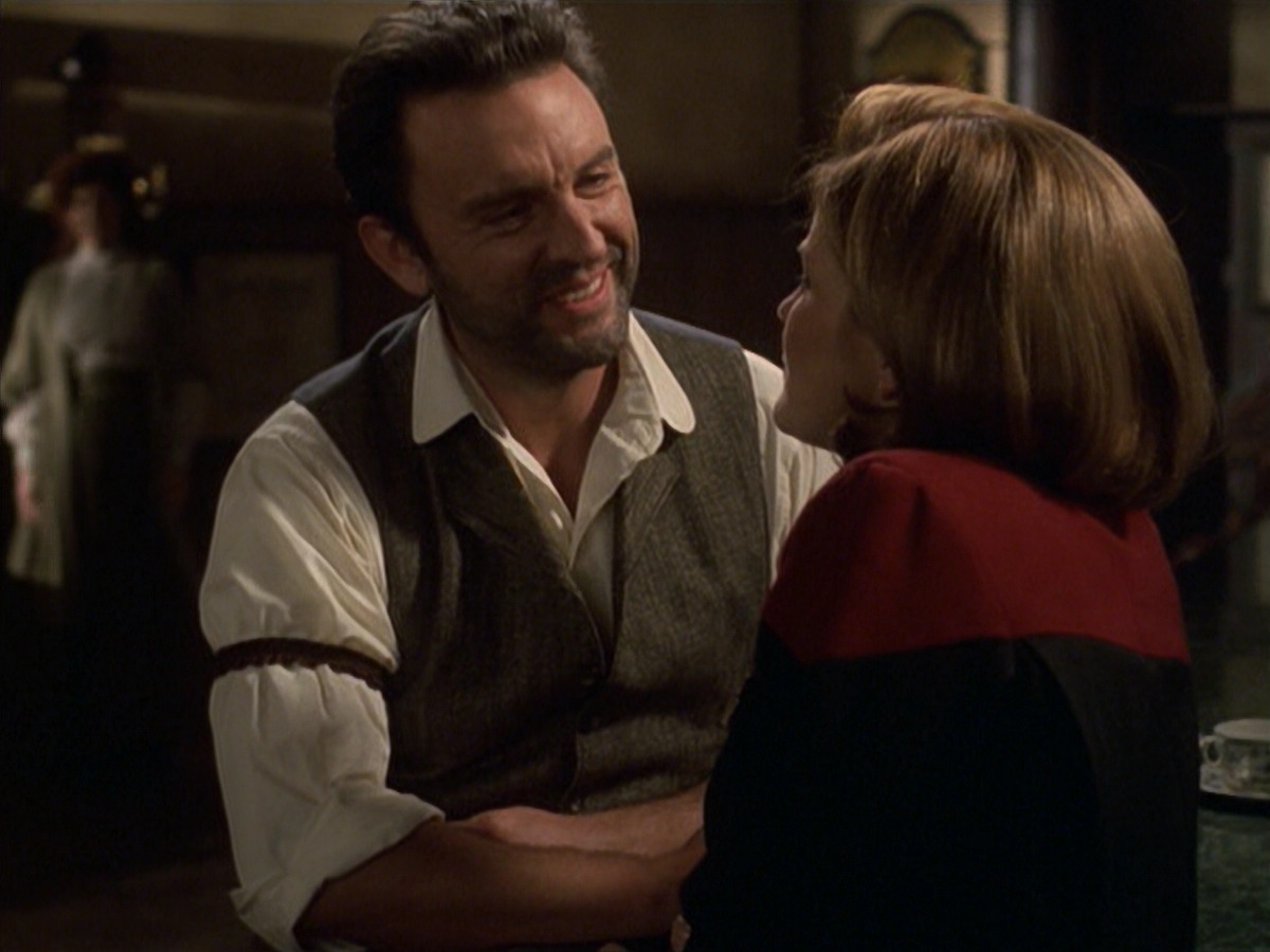 extant_StarTrek_VOY_6x11-FairHaven_01115.jpg