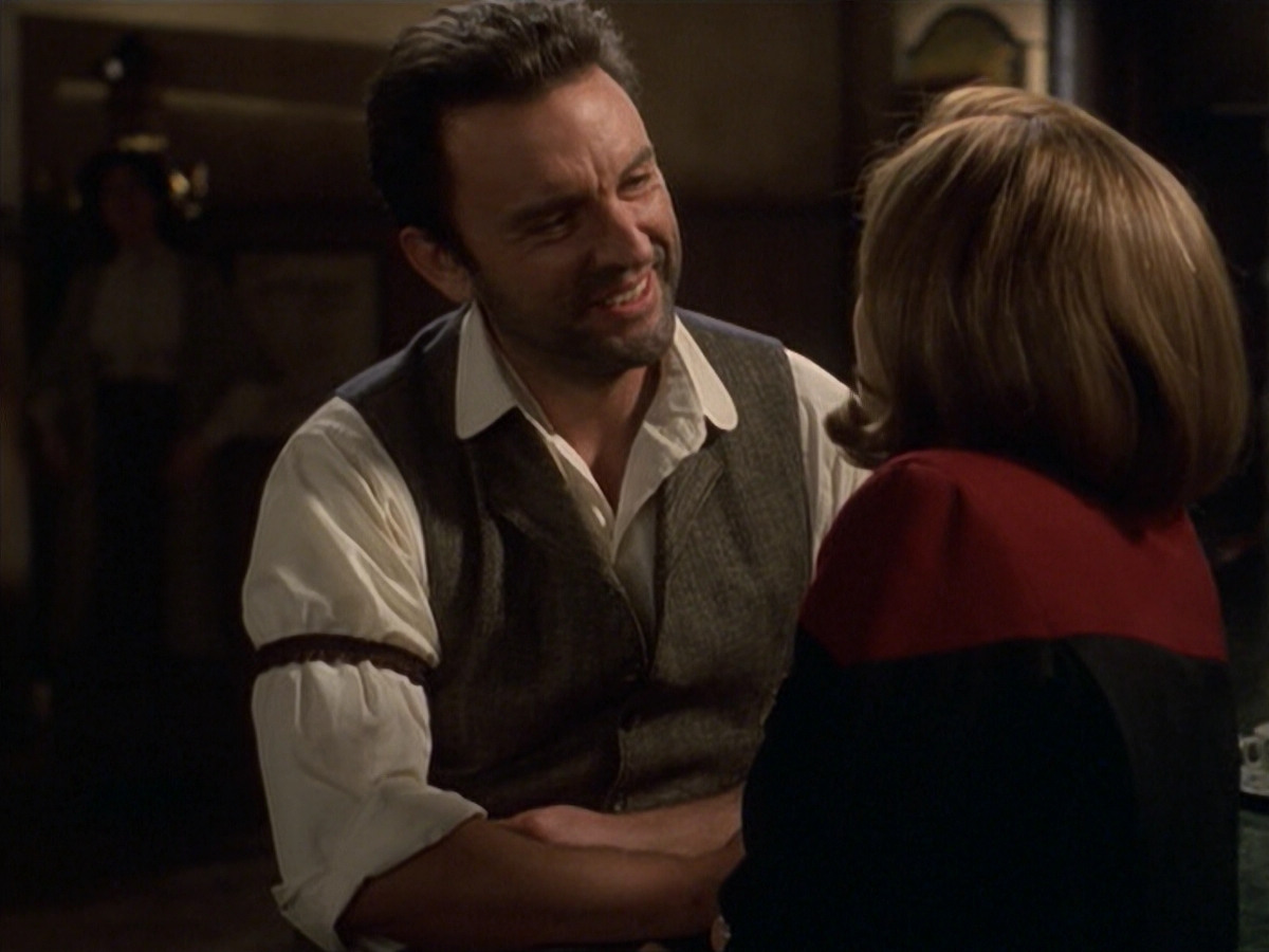 extant_StarTrek_VOY_6x11-FairHaven_01116.jpg