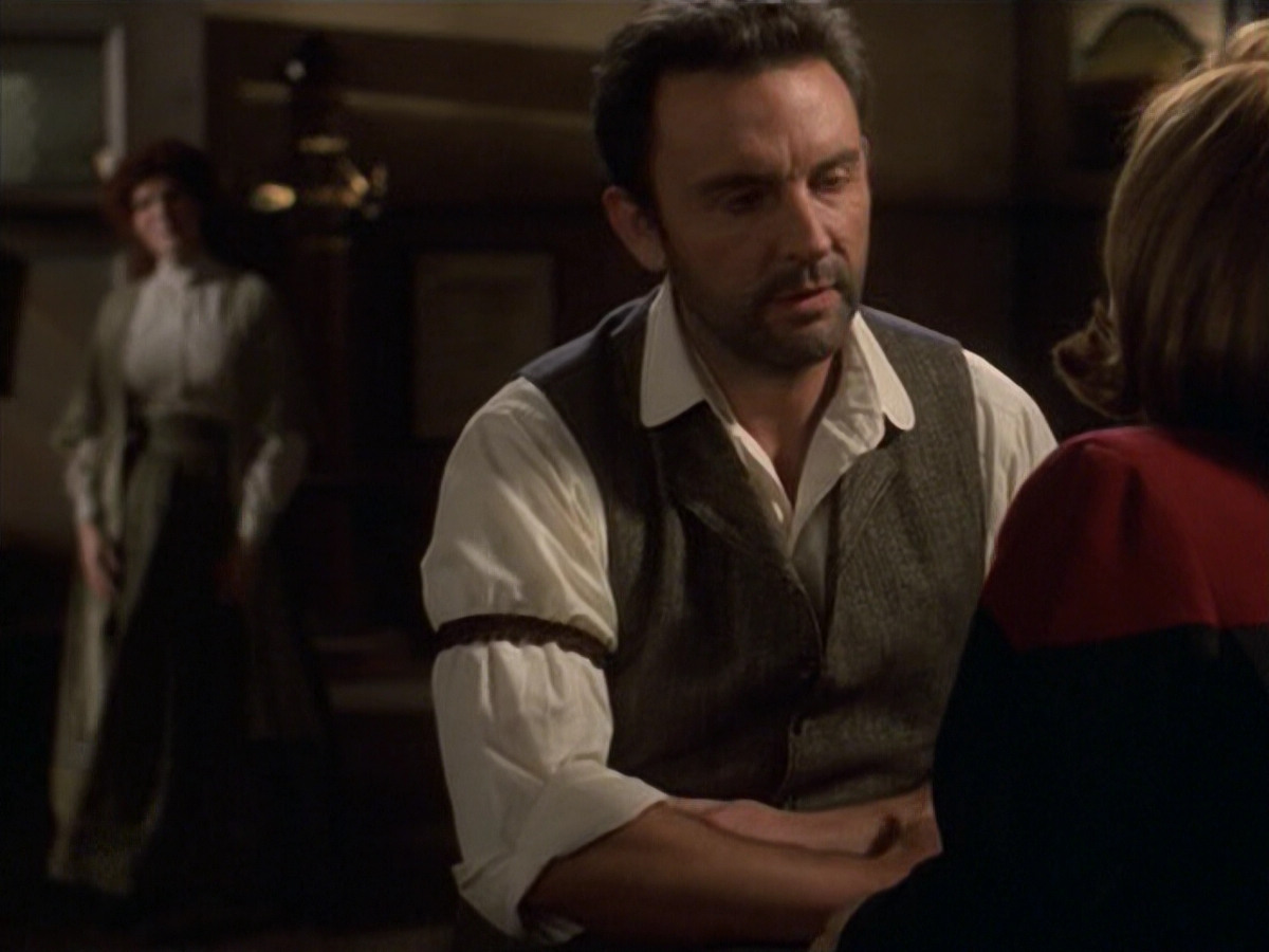 extant_StarTrek_VOY_6x11-FairHaven_01118.jpg