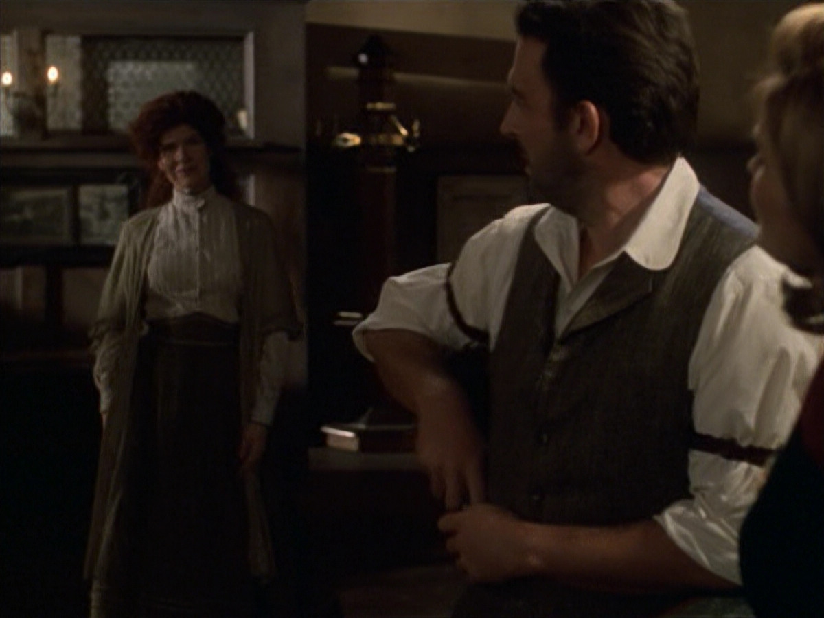 extant_StarTrek_VOY_6x11-FairHaven_01120.jpg