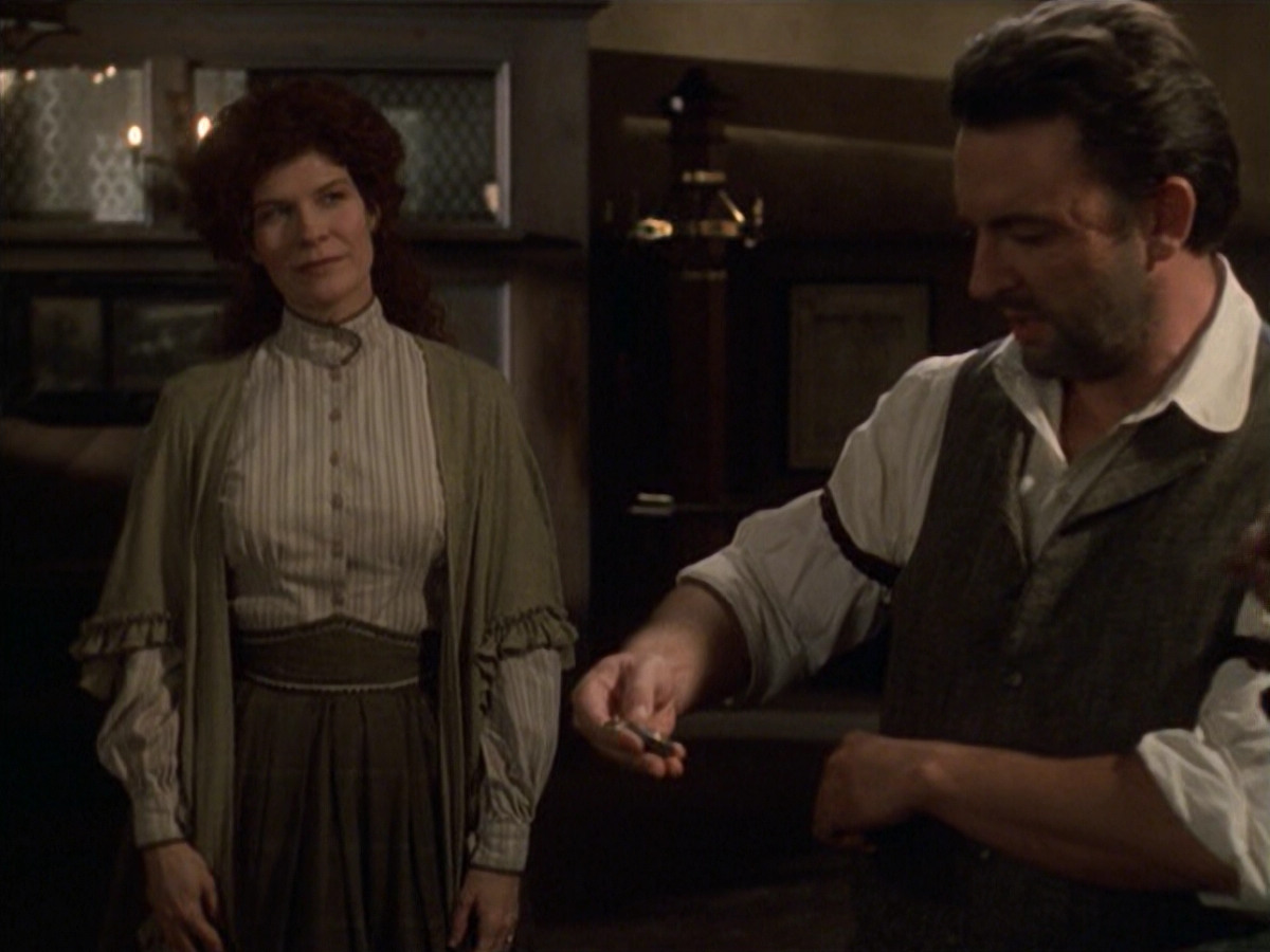 extant_StarTrek_VOY_6x11-FairHaven_01125.jpg