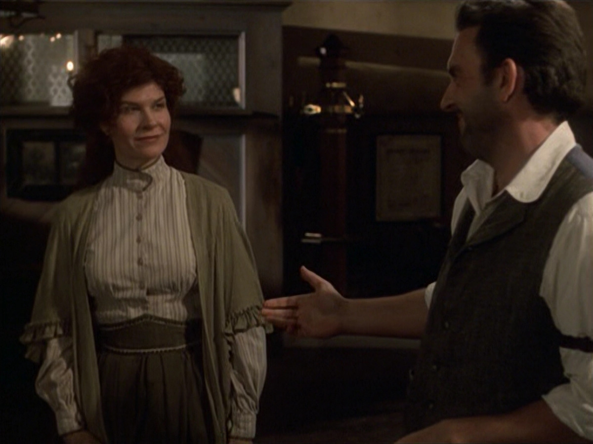 extant_StarTrek_VOY_6x11-FairHaven_01130.jpg