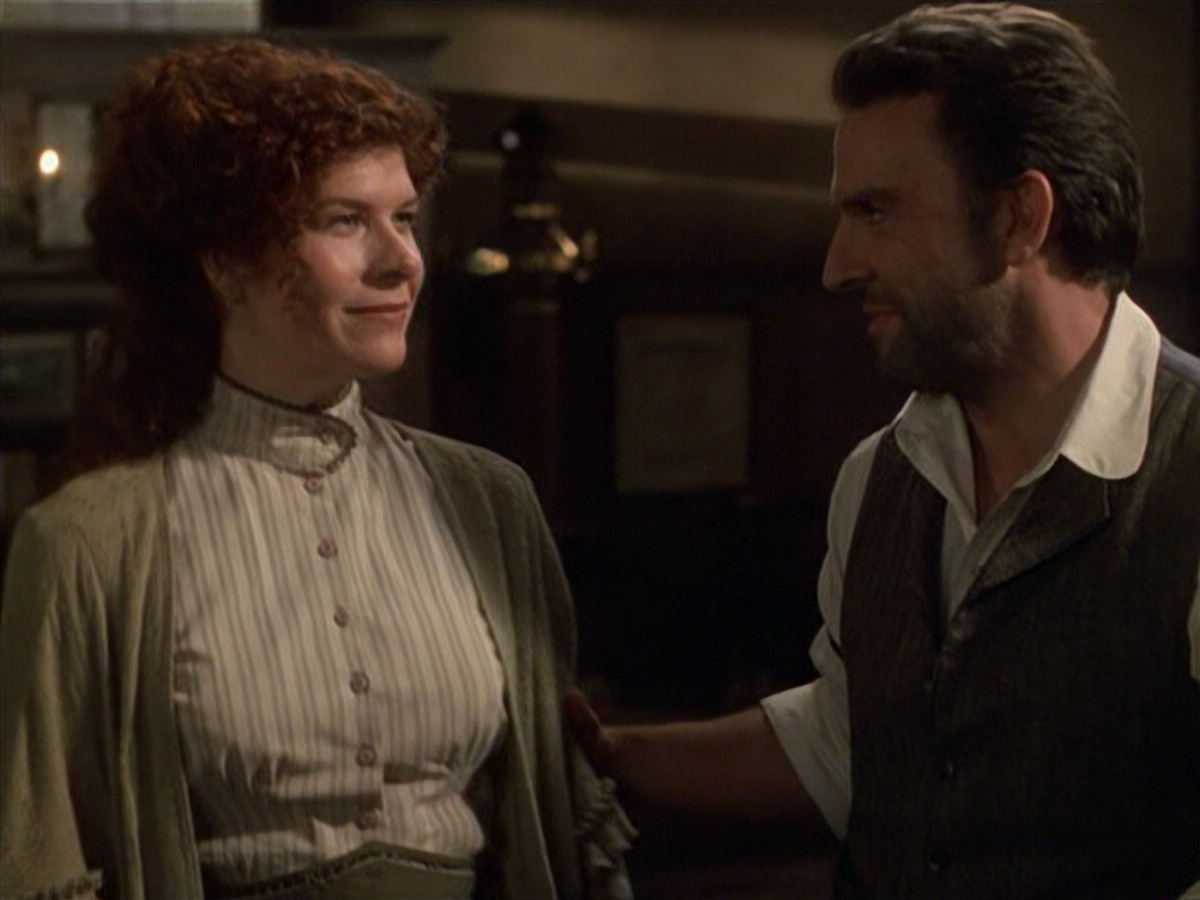 extant_StarTrek_VOY_6x11-FairHaven_01132.jpg