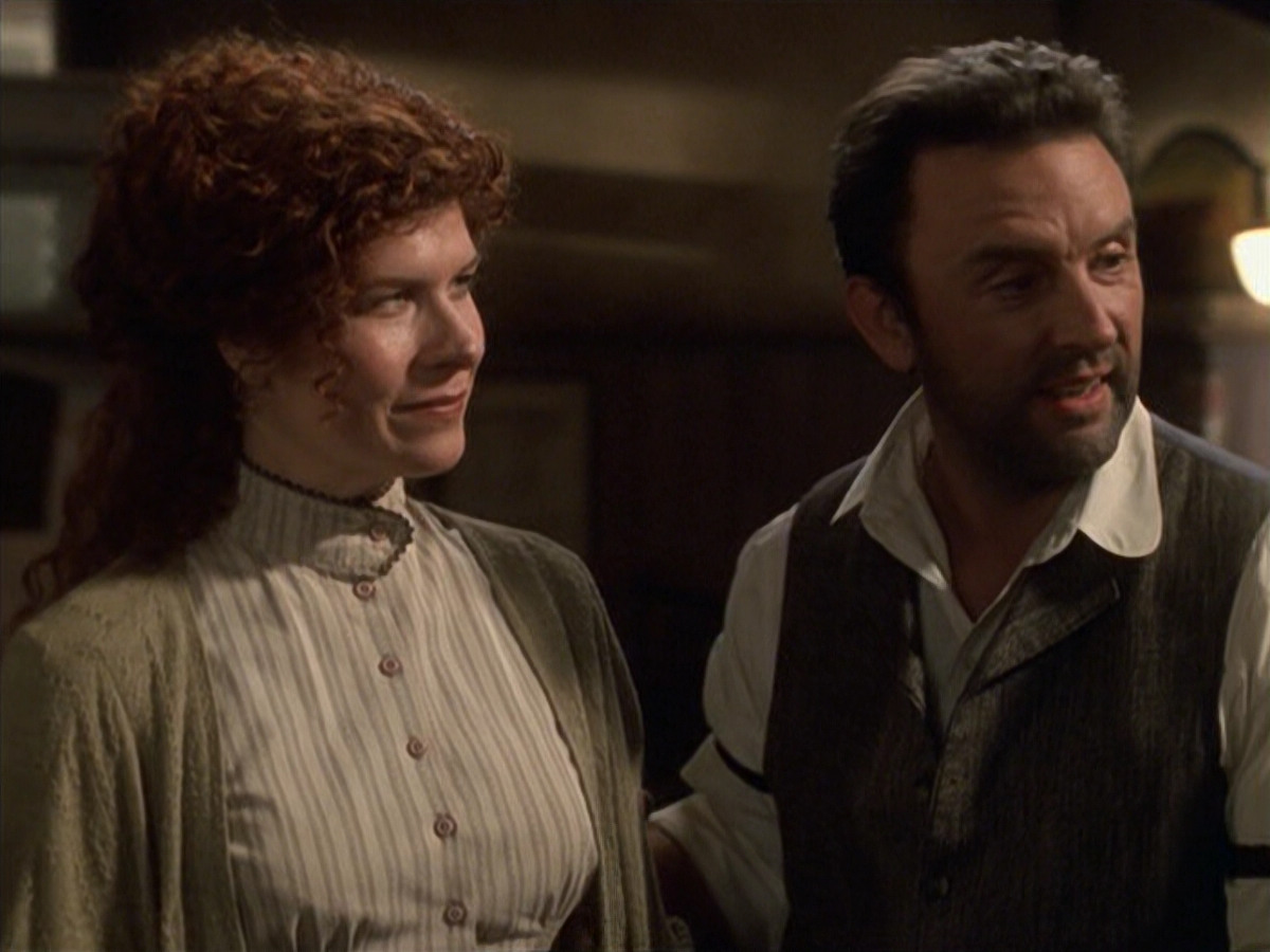 extant_StarTrek_VOY_6x11-FairHaven_01134.jpg